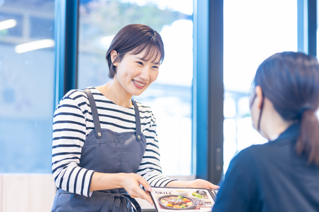 カフェの接客スタッフ（20〜50代活躍中！※マニュアル有・未経験歓迎）